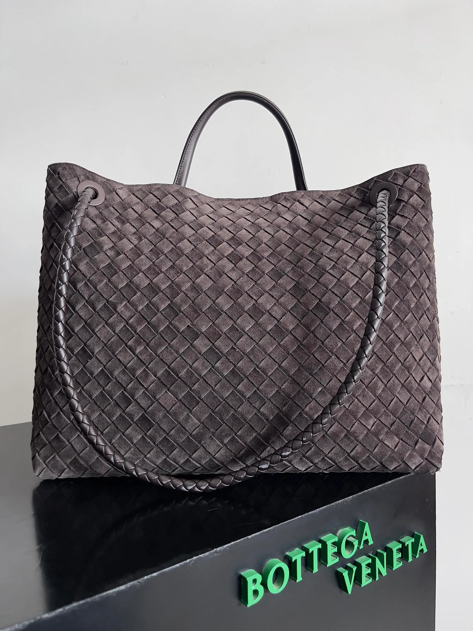 Batch 3760 Recently, the same style of bag that celebrities love is both high-end and practical. Michelle Yeoh, Kim Namjoon, Jing Boran, Tong Liya, Sun Qian, Wu Qianyu, Du Juan, Ma Yili and Bai Baihe are all carrying Bottega Veneta summer series Andiamo handbags. Andiamo has a simple structure and rounded lines. The whole piece is made of Nappa leather. It is comfortable, soft and dynamic. It adds interest to daily life and can be easily matched with various styles. Andiamo handbags are available in three sizes: small, medium and large. There are many colors to choose from, which can meet different needs. You can really carry it whether it is daily or attending events. Style number: 743575 Size: 45*22*34cm